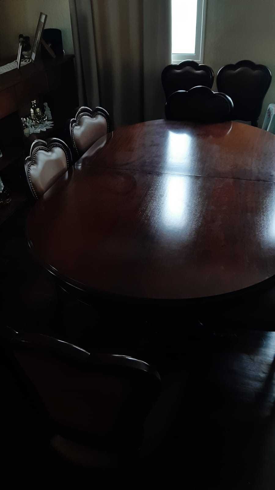 Mesa de jantar antiga com 8 cadeiras