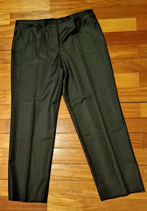 Fato Senhora- casaco T.48 e calça T. 42 Tecido em Lã Fina e com Riscas