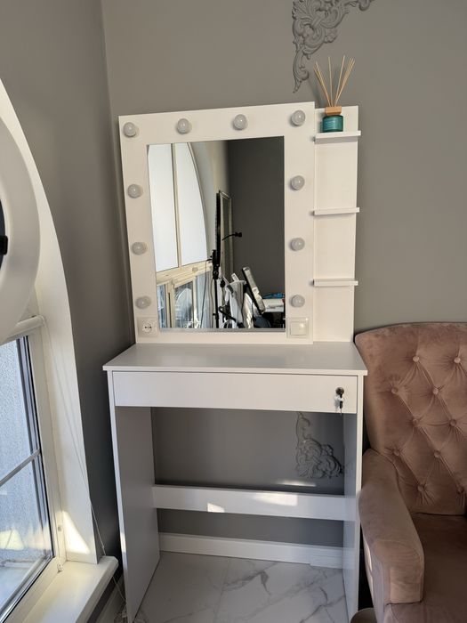 Столик для бровіста/візажиста