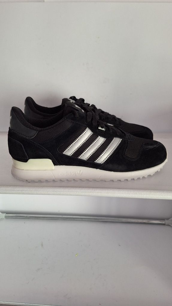 Buty sportowe nowe Adidas w modnym czarnym kolorze Rozmiar 42