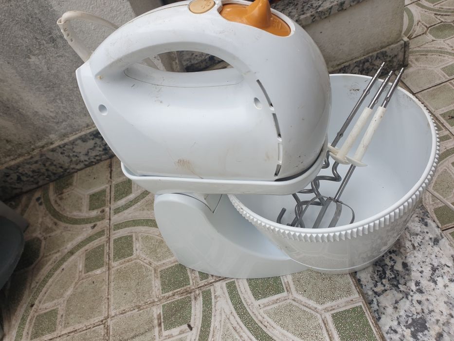 Batedeira com várias peças.