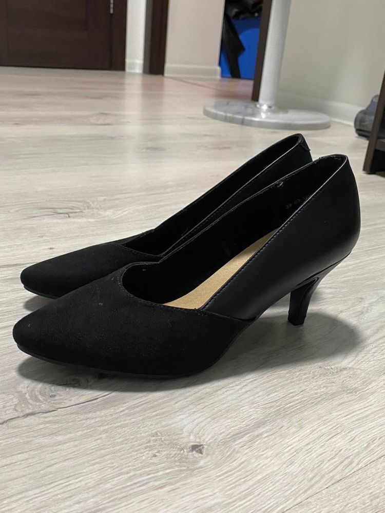 Чорні туфлі kitten heels з натуральної шкіри на невисокому каблуку