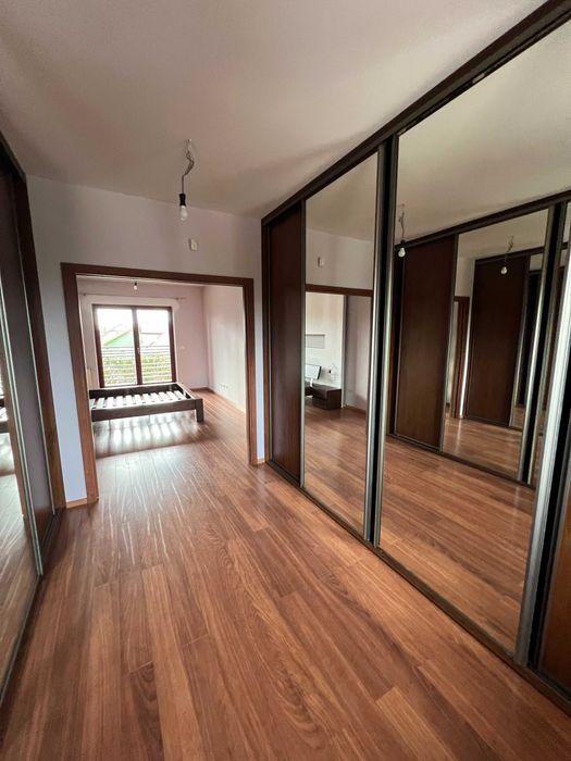 Kompletna zabudowa garderoby – 2 lustra, 1 ściana, 4 drzwi przesuwne