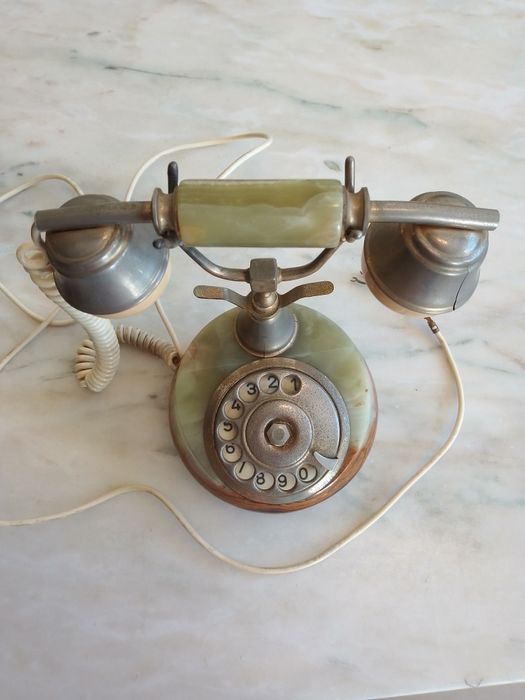 Telefone antigo em marmore