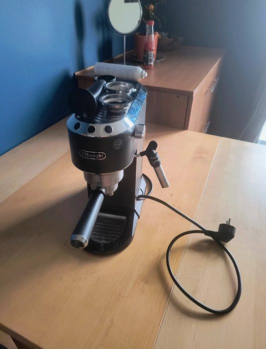 Kawiarka De'Longhi Dedica EC 685.BK
