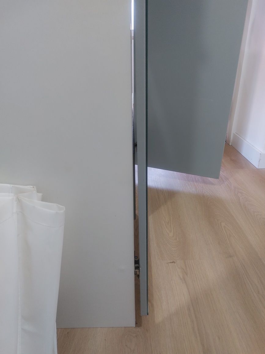 Armário IKEA branco com portas espelhadas – PRECISA DE REPAROS!!