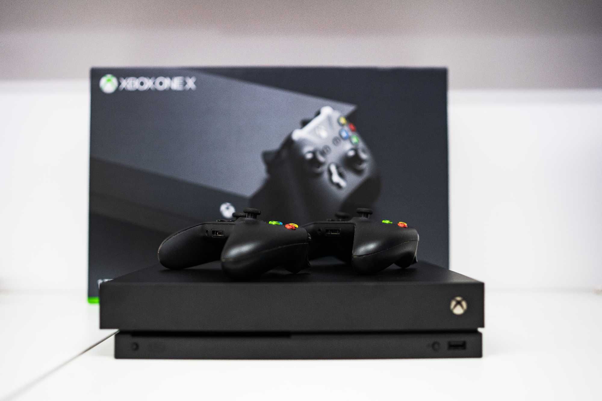 Konsola Microsoft XBOX One X 1TB Black + 2 kontrolery