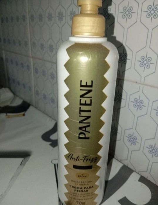 Creme Pantene anti frizz para o cabelo 300 ML quase cheio para mulher