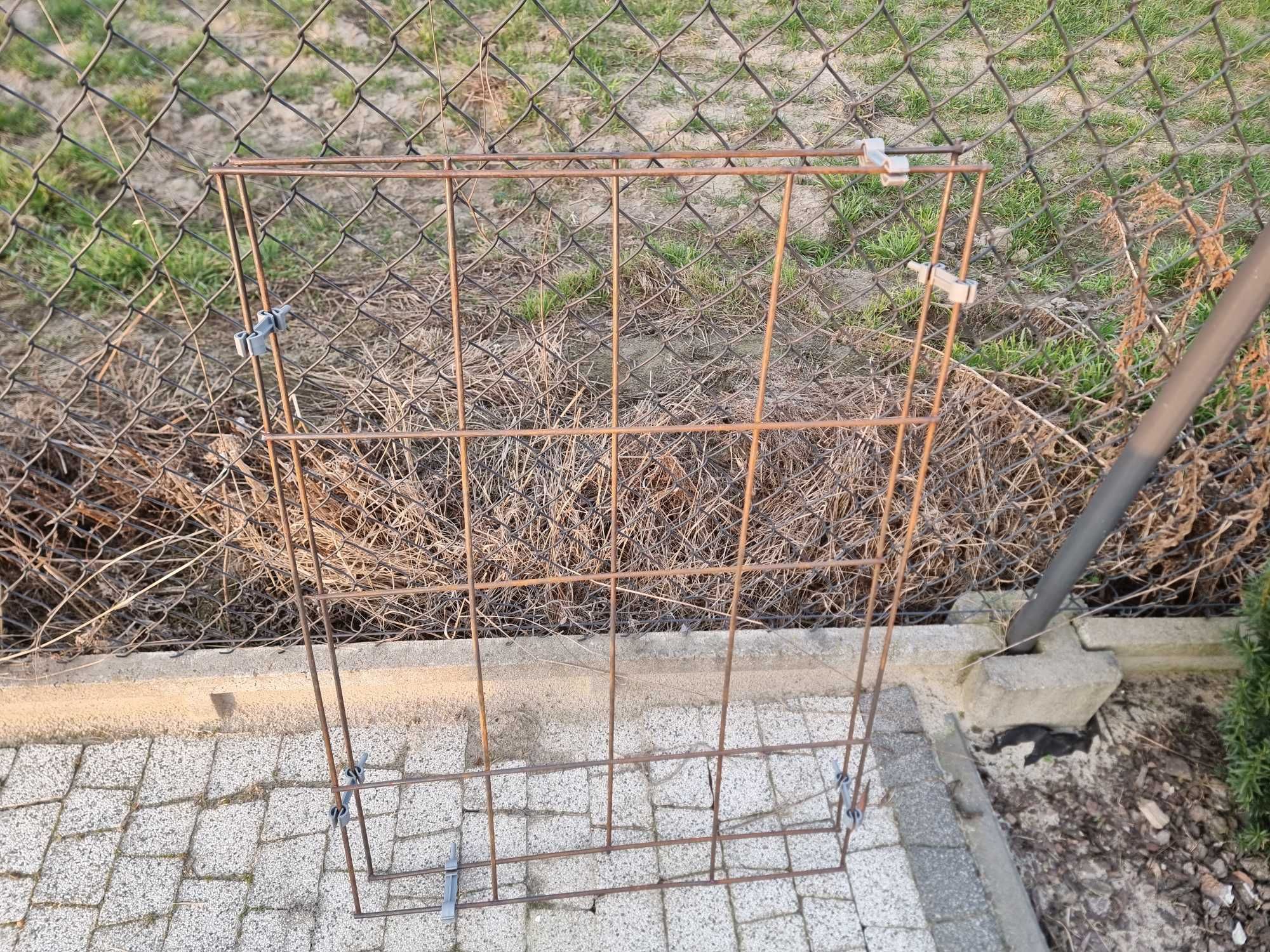 Dystans dwupoziomowy do zbrojenia siatek w płytach betonowych Yomb