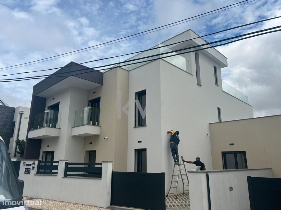 Moradia De Luxo Em Odivelas Com 4 Pisos, Terraço, Piscina Interior, Ba