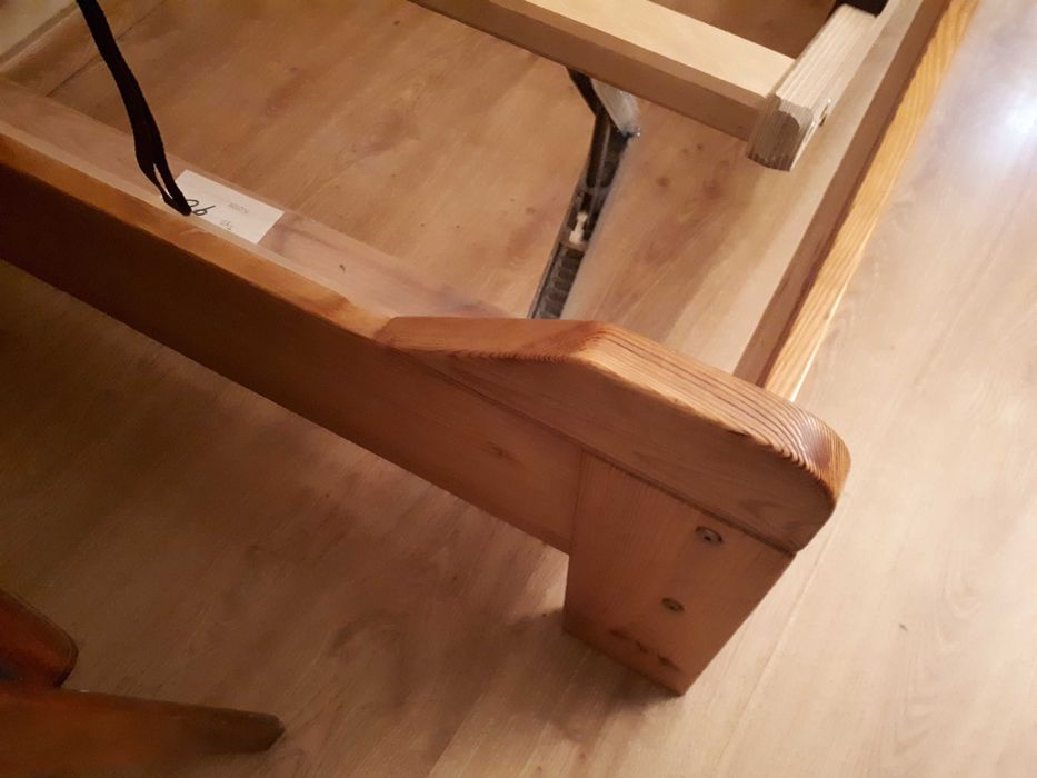 łóżko drewniane pojedyncze z podnoszonymi elementami