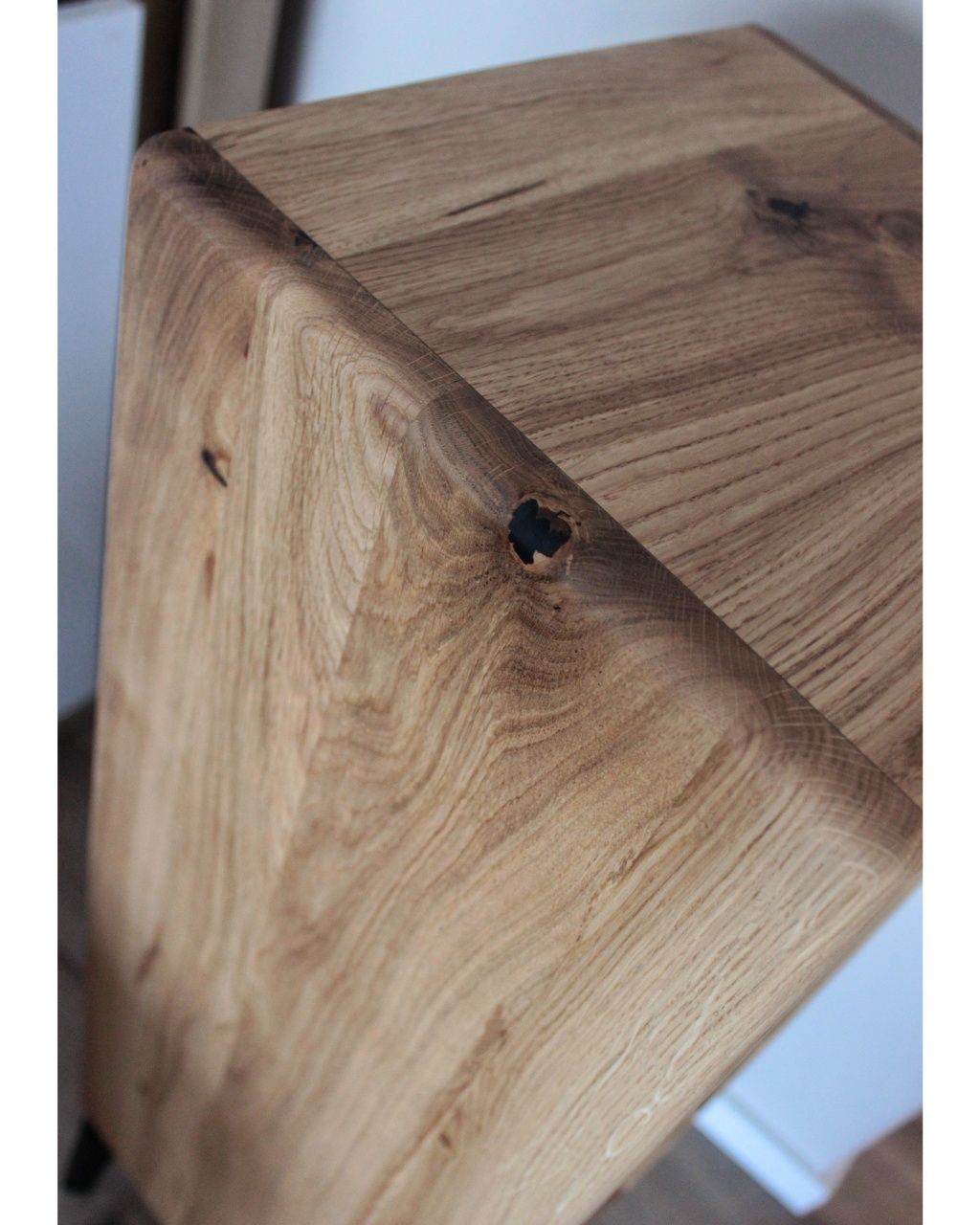 Drewniana szafka pomocnik z półkami handmade