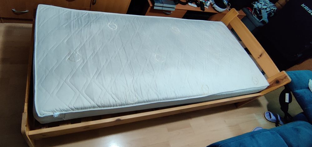 Łóżko drewniane 90x200 z materacem