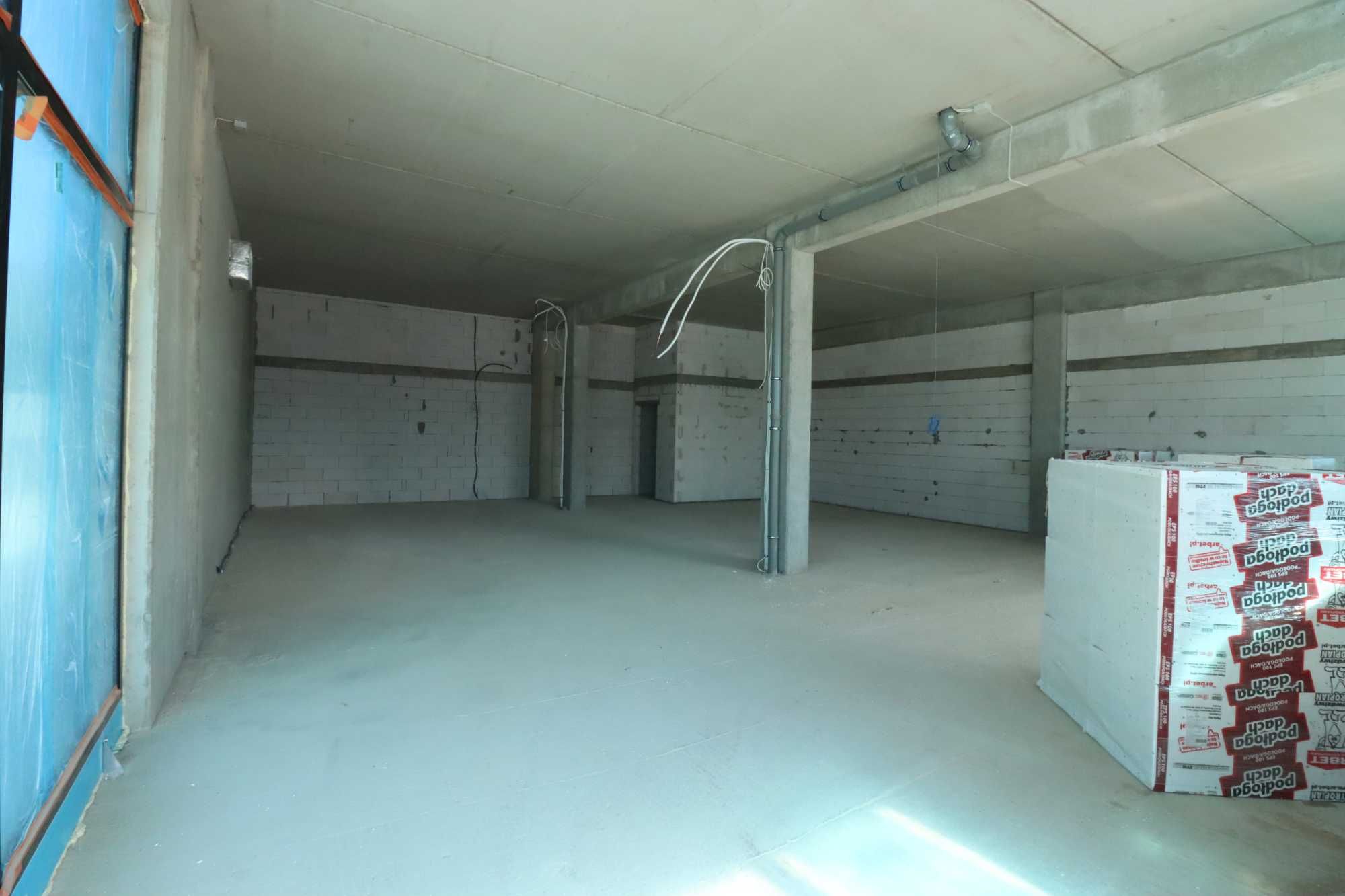 Narożny lokal z dużymi witrynami w nowym centrum handlowym. Duży ruch.