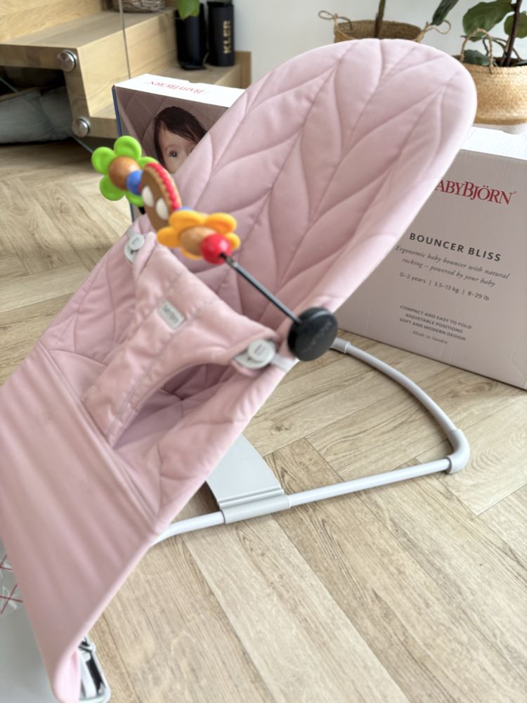 Leżak BabyBjorn z zabawką