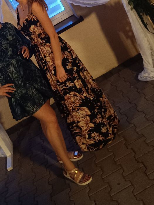 Używana długa sukienka maxi czarna w kwiaty rozmiar uniwersalny