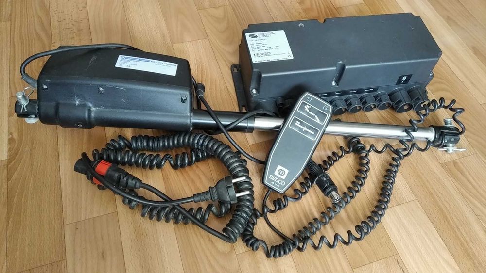 Электроподъёмник с пультом для открытия дверей или поднятия кровати.