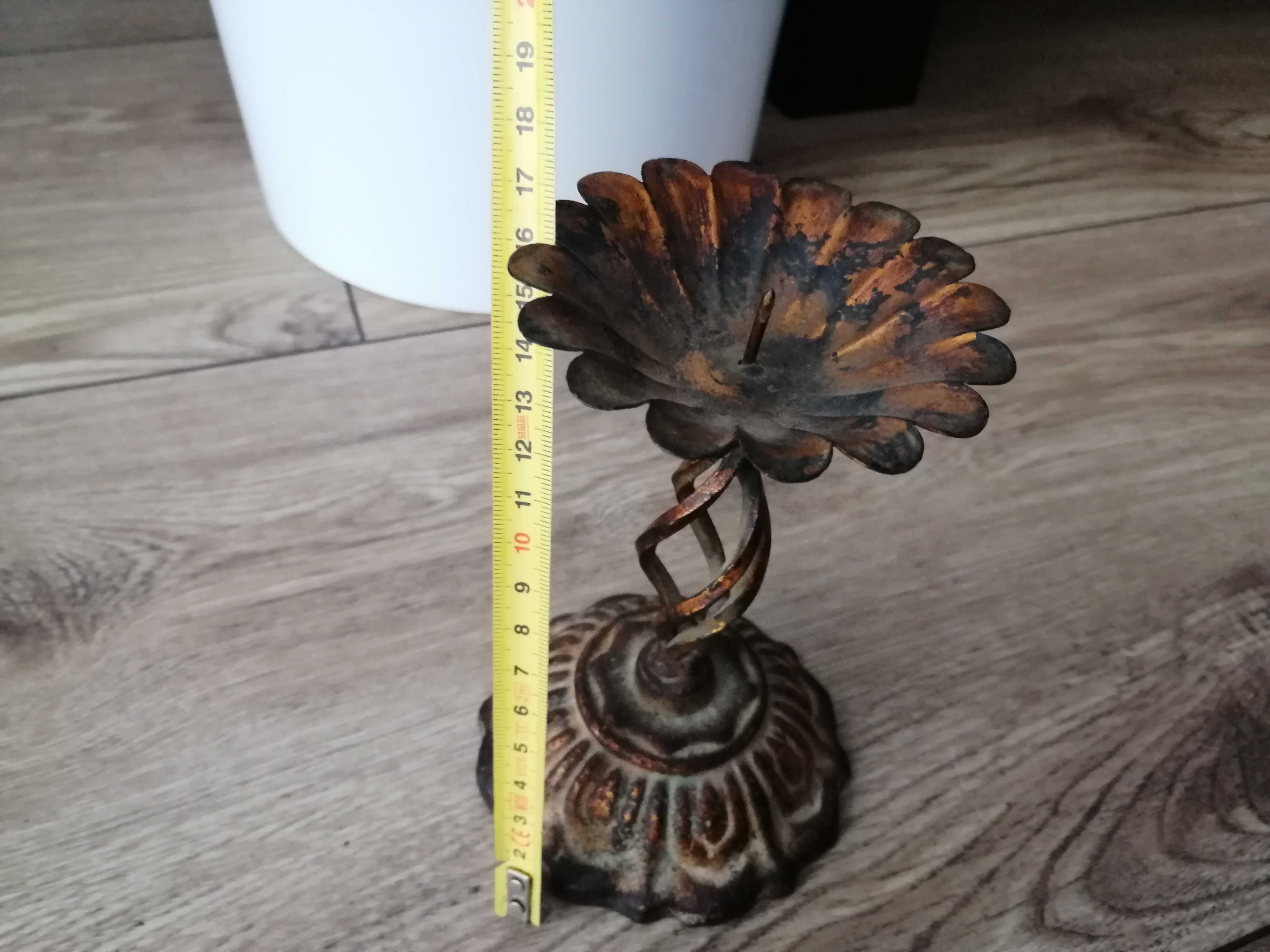 Świecznik metalowy dwustronny 15,5 cm w komplecie ze świeczką
