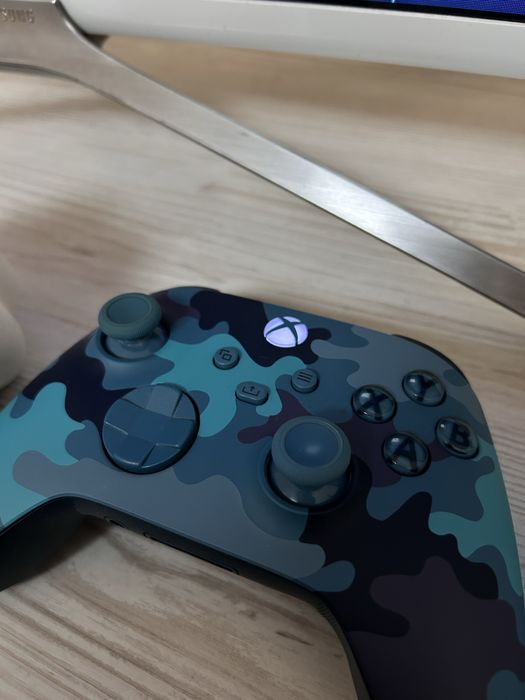Продам Xbox series s з 2 джойстиками та зарядною станцією