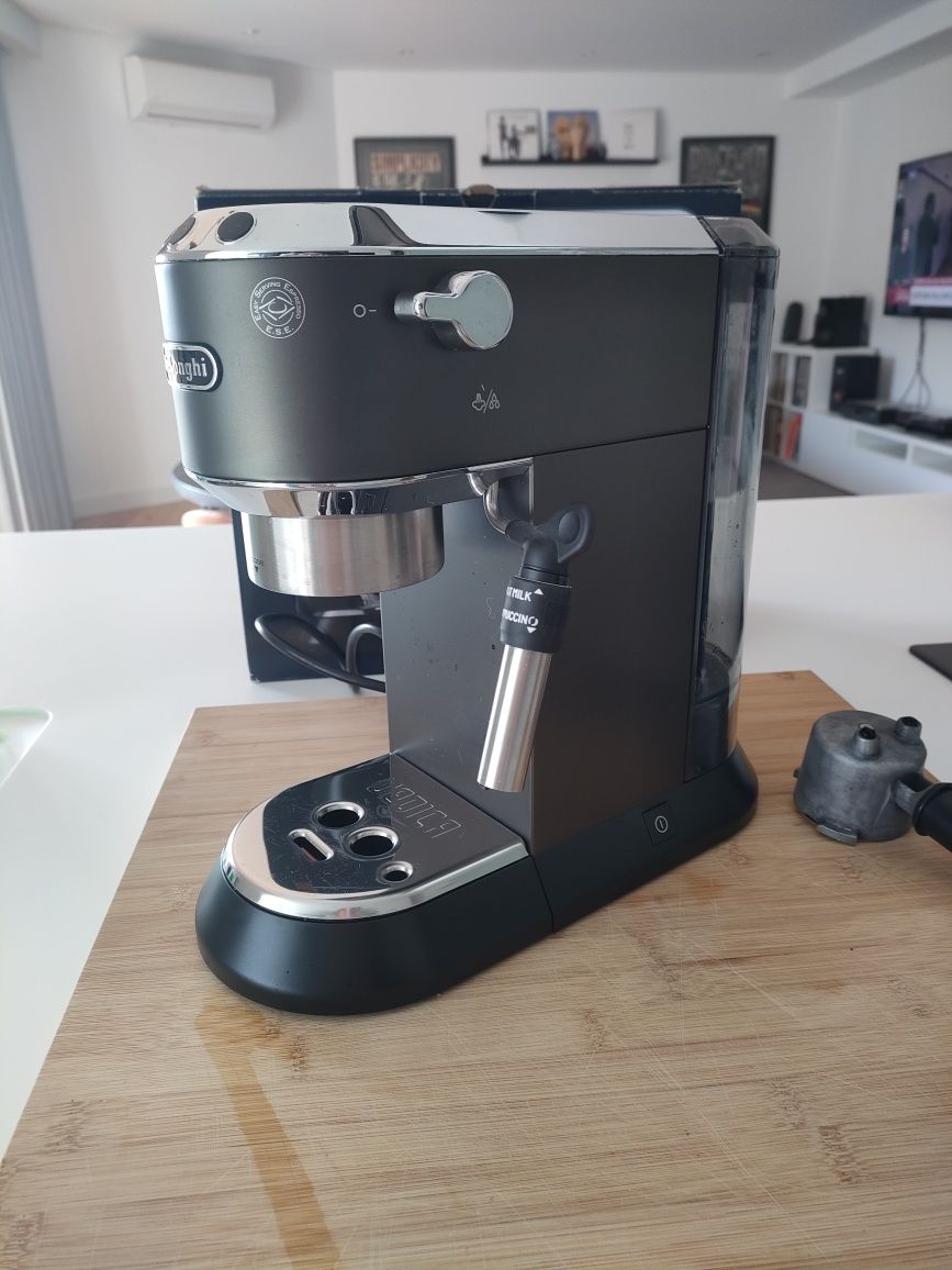 Maquina de café e moedor DeLonghi