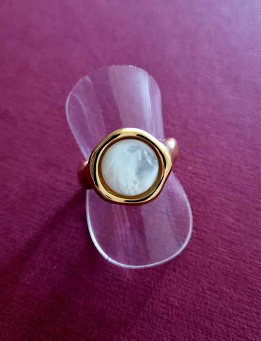 Anel dourado, em aço, com uma madrepérola redonda. T17/18