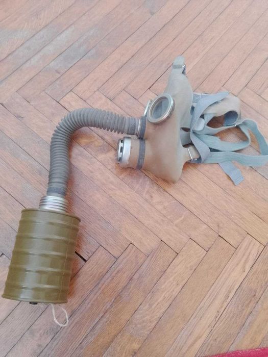 Дитячий протигаз та распіратор.