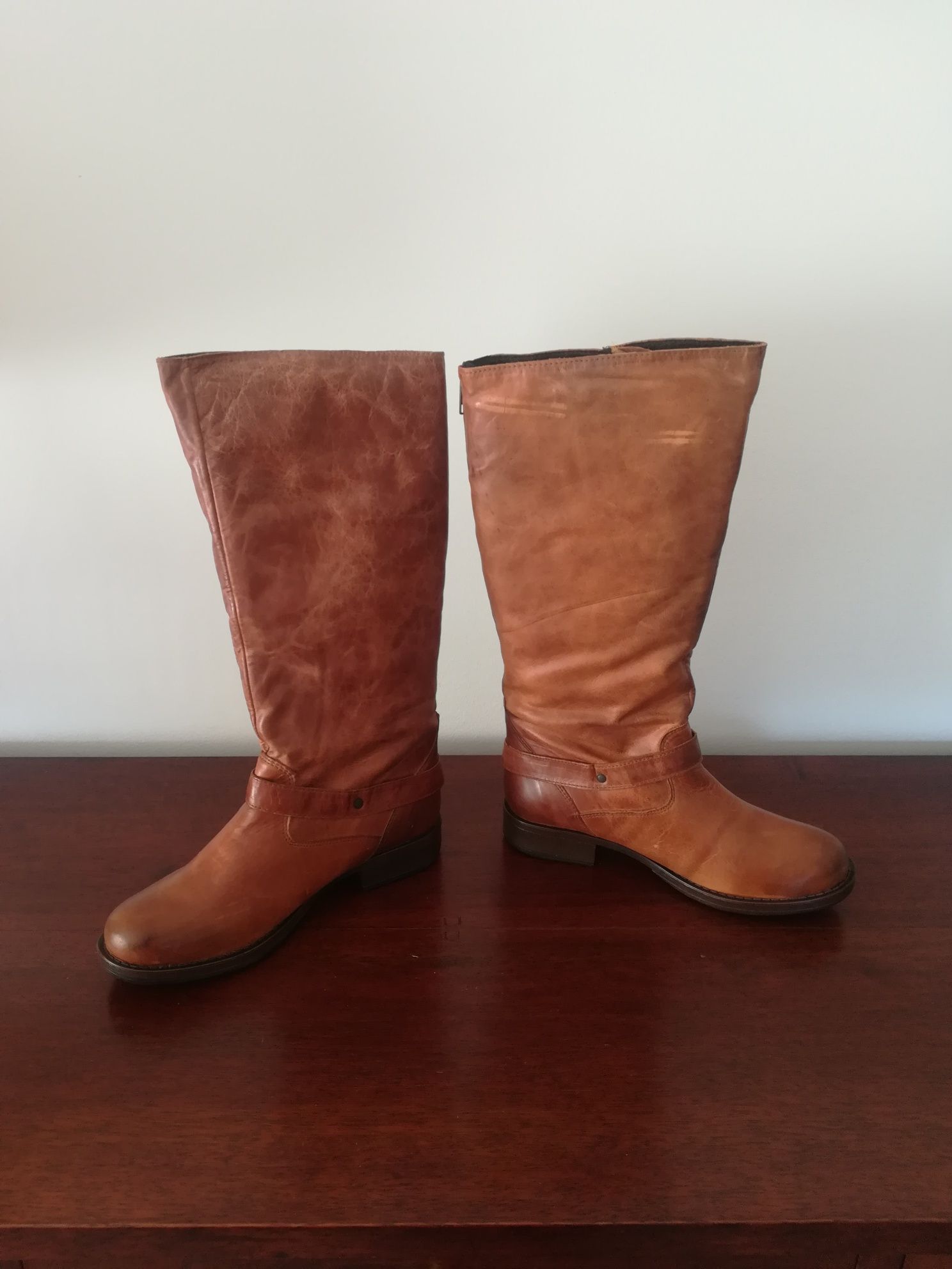 Botas em pele marca Roots novas em caixa