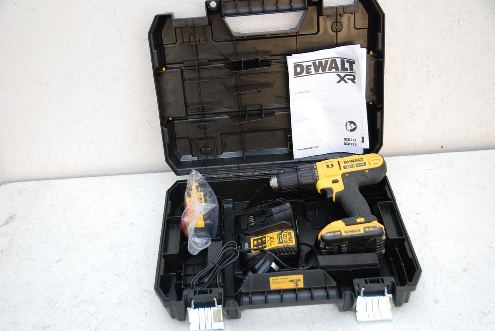 Wiertarko-wkrętarka z udarem Dewalt DCD796D2