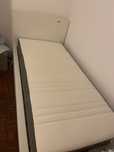 Ikea Malm (90x200) com duas gavetas, estrado e colchão.