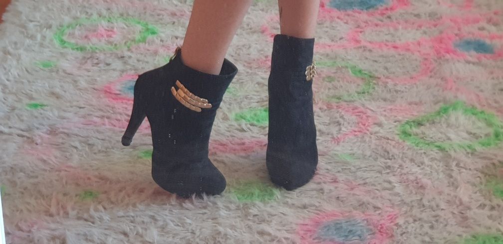 Botas pretas de veludo
