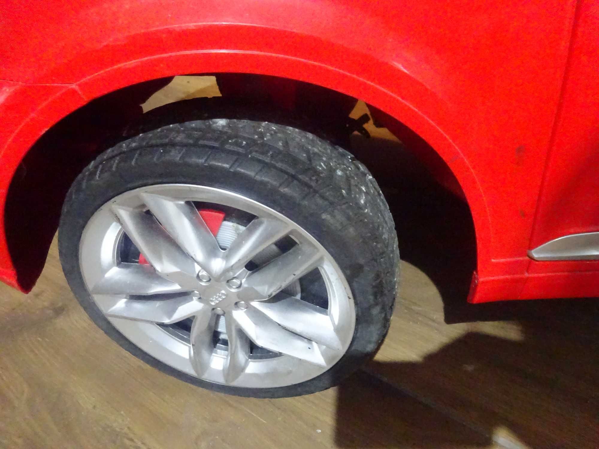samochód osobowy do naprawy na akumulator czerwone Audi dla dziecka