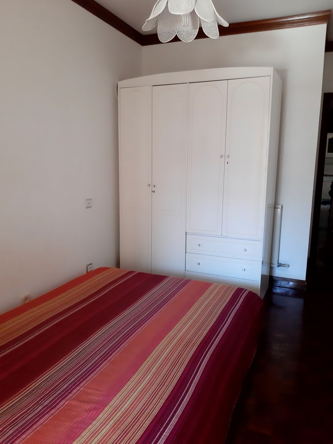 Alugo quarto com varanda