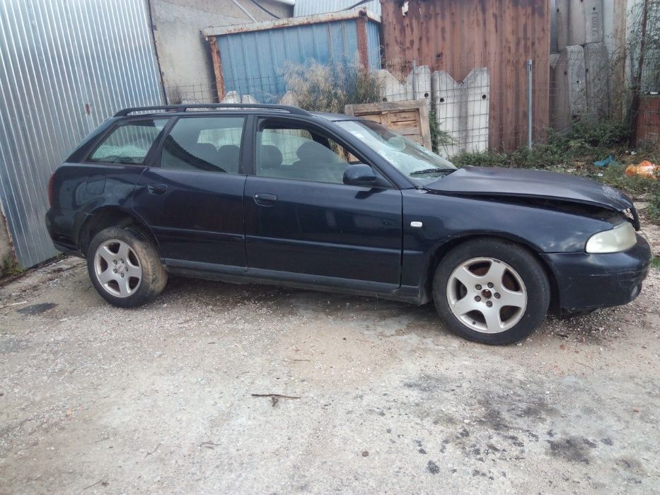 Audi A4 1.9 TDI de 1999 sinistrada para peças