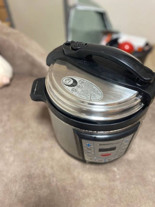 Продам мультиварку Scarlett.