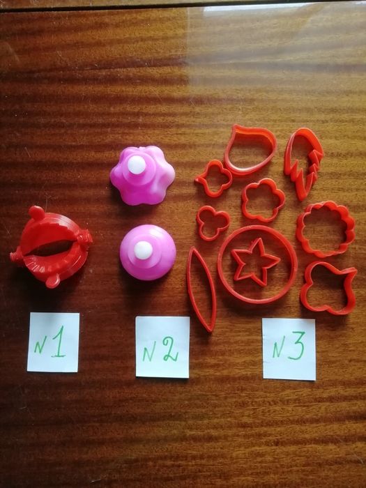 Высечки для печенья, ручной миксер, подставка , вешалка для чашек.