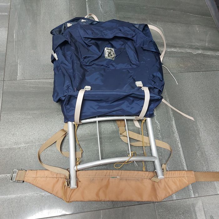 Duży plecak turystyczny / wyprawowy na aluminiowym stelażu.