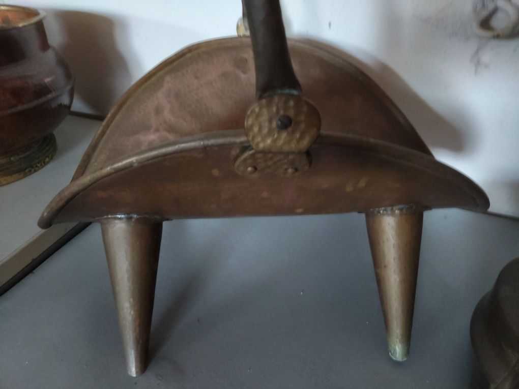 Aumotolia e outros objetos decorativos em latão e cobre,prata.