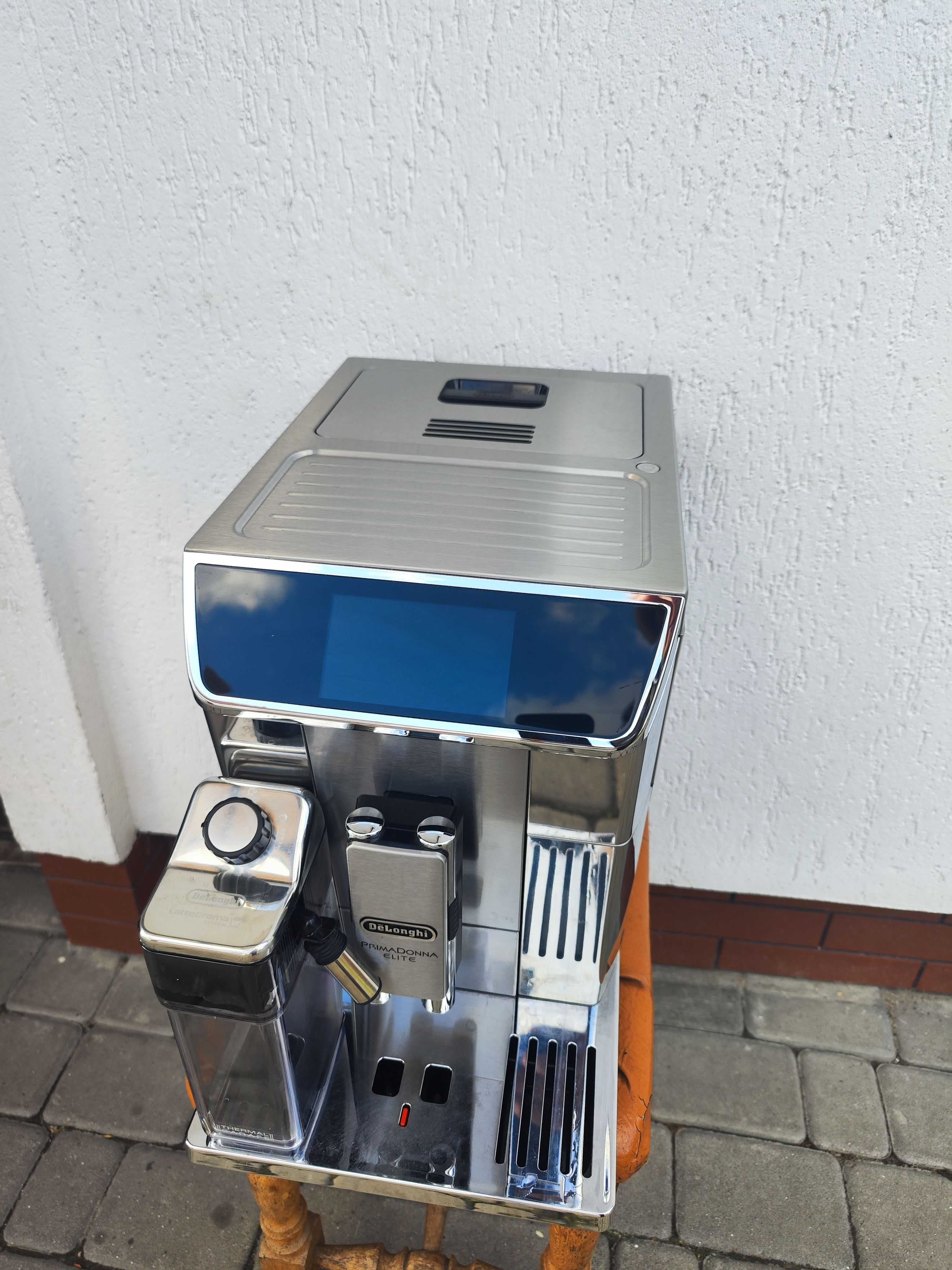 Кавомашина DELONGHI Primadonna Elite ECAM 650.75 з гарячим шоколадом