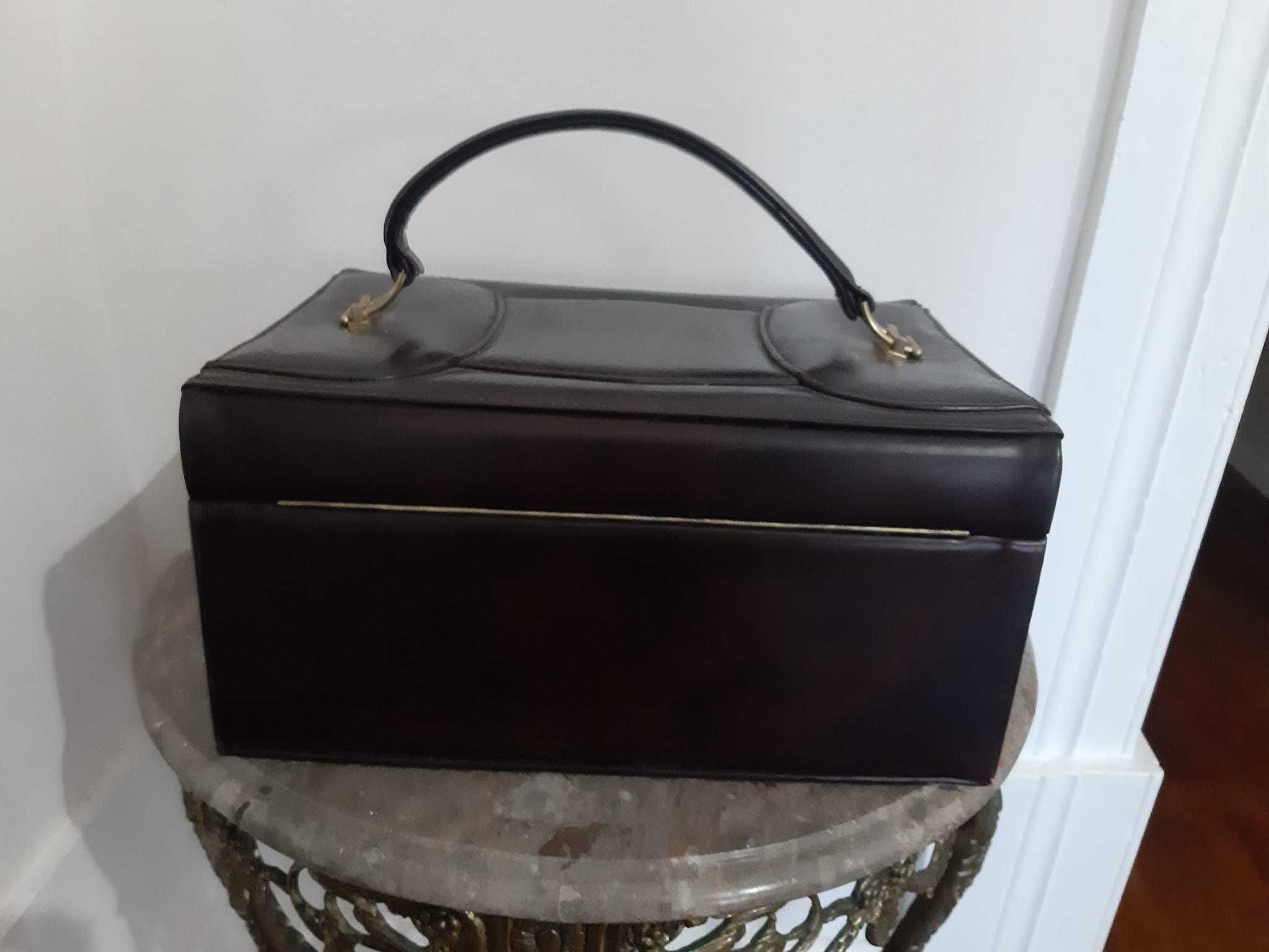 Antigo e Grande Necessaire com muita arrumação.