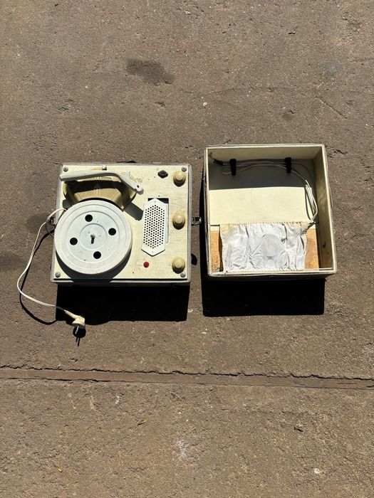 Gramofon walizkowy ze wzmacniaczem TYP WG-252