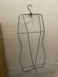 Cabides para roupa de mulher e fatos de banho