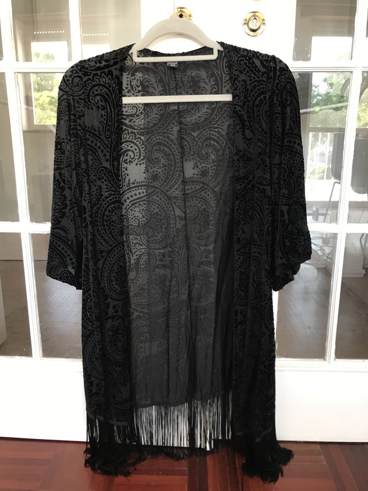 Casaco kimono preto com fitas