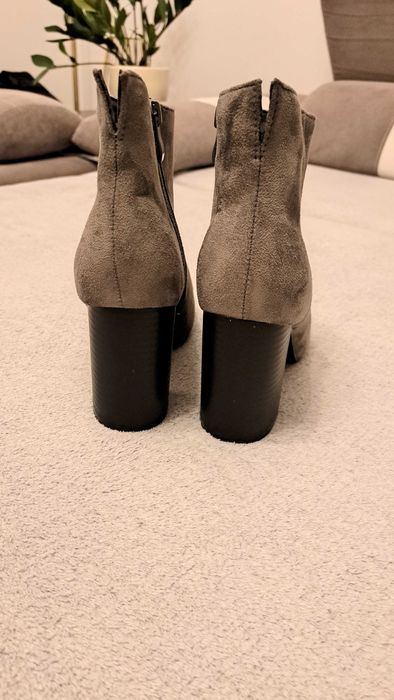 Botki szare na słupku