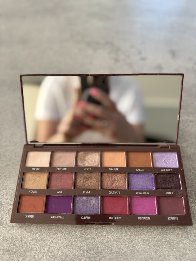 Makeup Revolution - Paletka cieni do powiek Chocolate Violet