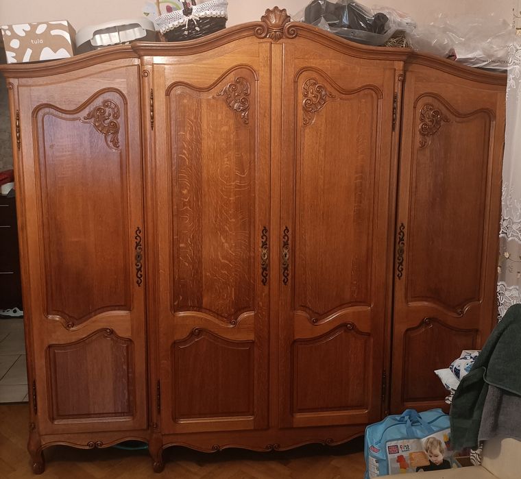 Piękny komplet mebli drewnianych