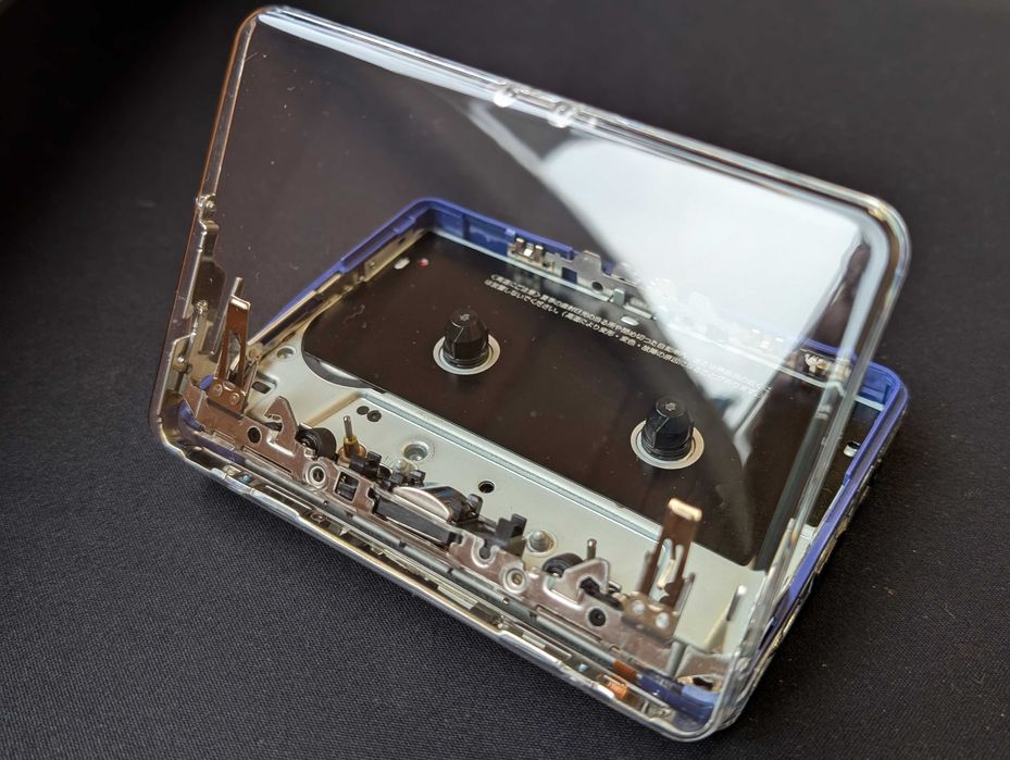 Касетний плеєр Sony Walkman WM-EX 631 в прозорому корпусі