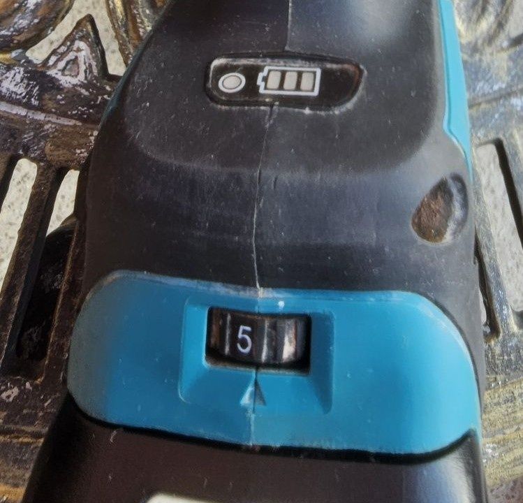 Flex Akumulatorowy Makita  DGA 463 Regulacja