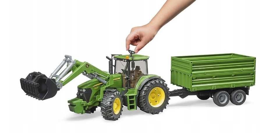 Ciągnik Johnn Deere 7930 z turem i przyczepą kiprowaną Bruder