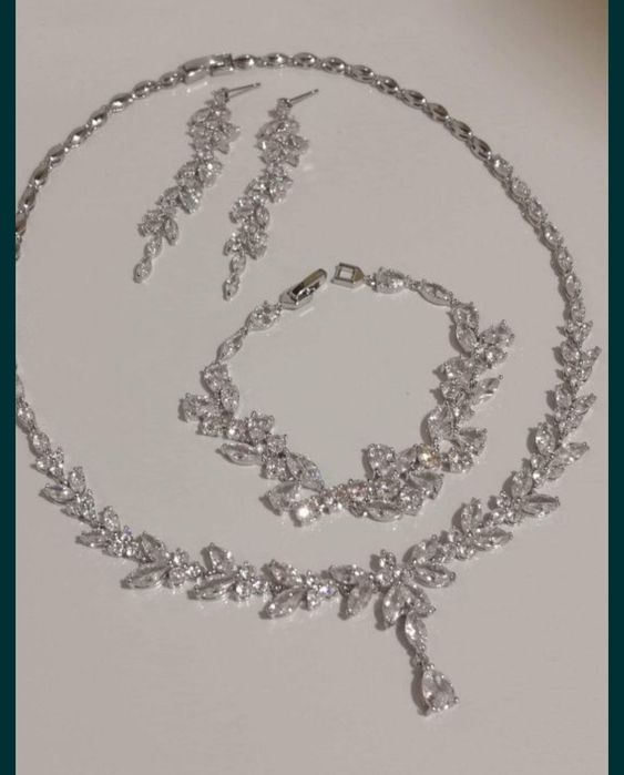 Komplet biżuterii ślubnej w srebrnym kolorze