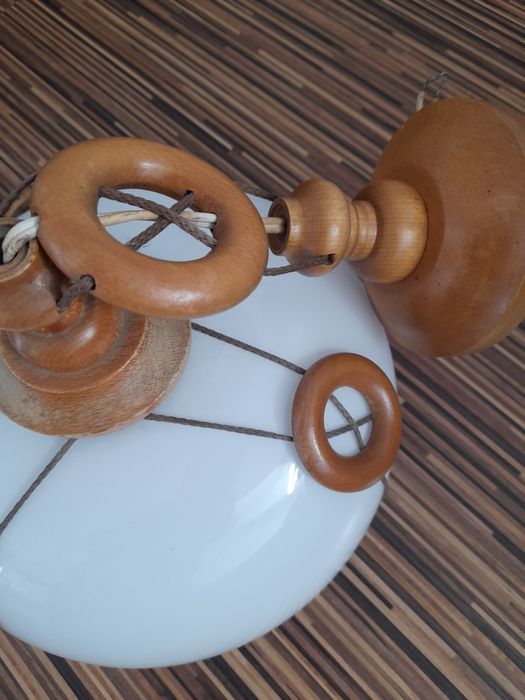Lampa sufitowa  biala  z akcentami drewna